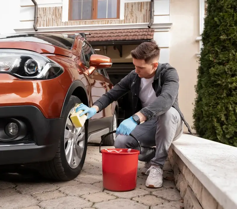 Lavage auto à domicile Bussière-Galant : professionnel intervenant sur un véhicule
